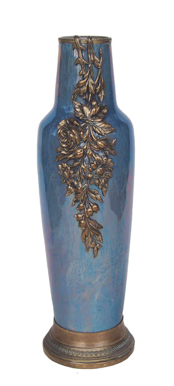 Vase avec monture métallique (bronze et laiton)
